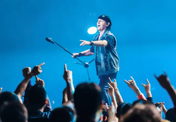 2018年11月21日 德国摇滚乐队蝎子在中国上海举行的 疯狂世界巡回演唱会 音乐会上表演 — 图库照片
