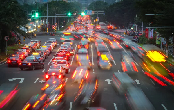 Masas Vehículos Viajan Por Carretera Durante Las Horas Pico Ciudad — Foto de Stock
