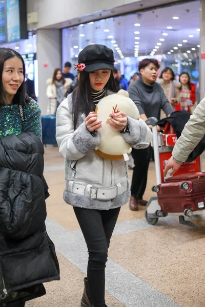 2018 日中国北京市に北京首都国際空港に到着した中国の女優朱景逸 — ストック写真