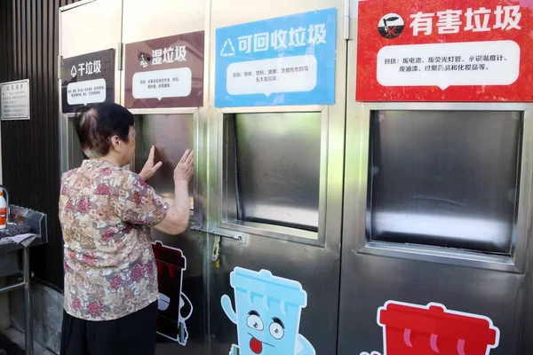 Resident Sorts His Garbage Recyclables Appropriate Disposal Bins Shanghai China — Stock Photo, Image