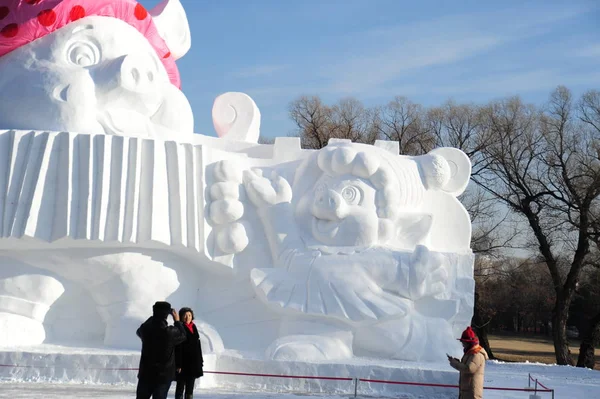 在中国东北黑龙江省哈尔滨市太阳岛雪博览公园 为庆祝即将到来的农历猪年而展出的以 快乐金猪 形状为主题的雪雕 — 图库照片