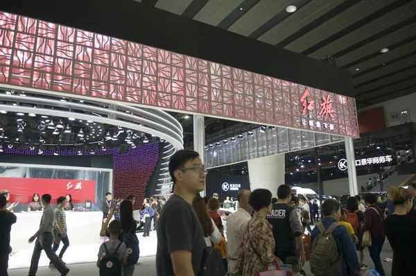 Gente Visita Stand Hongqi Bandera Roja Durante 16ª Exposición Internacional — Foto de Stock