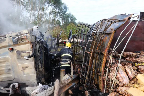 Bomberos Chinos Rocían Agua Para Distinguir Fuego Después Que Camión — Foto de Stock