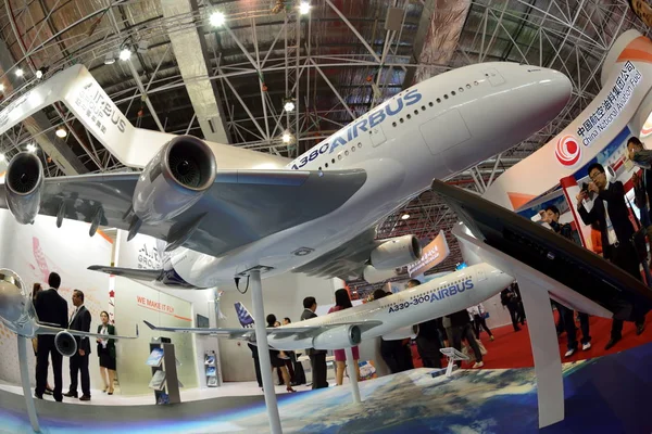 Pessoas Visitam Estande Airbus Durante Uma Exposição Cidade Zhuhai Província — Fotografia de Stock