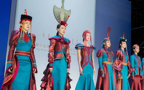Modelos Muestran Nuevas Creaciones Trajes Tradicionales Mongoles Durante 15º Festival — Foto de Stock