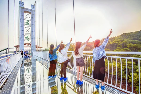 Туристы Позируют Фотографий Стеклянном Мосту Закате Городе Фошань Провинция Гуандун — стоковое фото