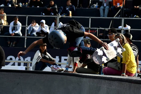 Odtwarzacz Konkuruje Meczu Finałowym Kobiet Podczas 2018 Skate Park Skateboarding — Zdjęcie stockowe