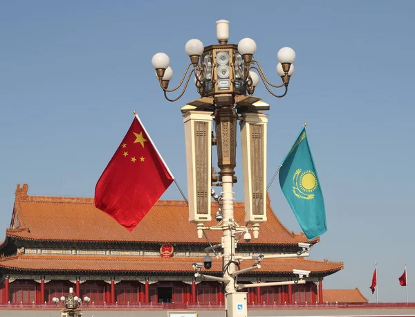 Китайський Казахський Національні Прапори Махати Крилами Ліхтарний Стовп Перед Тяньаньмень — стокове фото