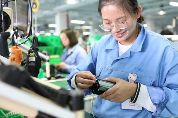 中国の労働者は 東中国の山東省ウェイハイにある工場でプリンタを組み立てる 10月22日2018 — ストック写真