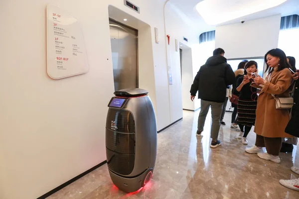 Los Visitantes Toman Fotos Robot Esperando Ascensor Mientras Entrega Comidas — Foto de Stock