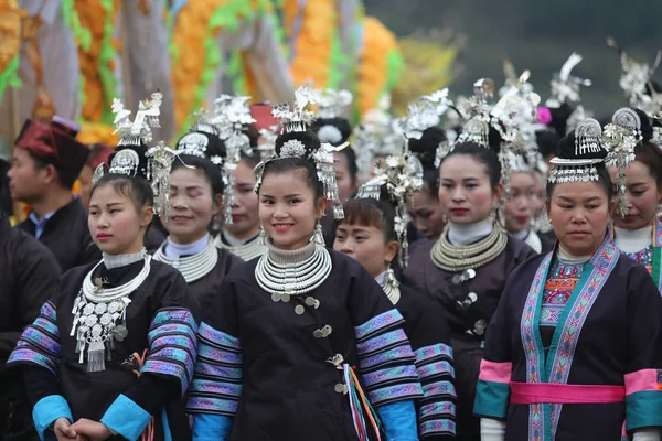 Cinesi Del Gruppo Etnico Dong Vestiti Con Abiti Tradizionali Argentati — Foto Stock