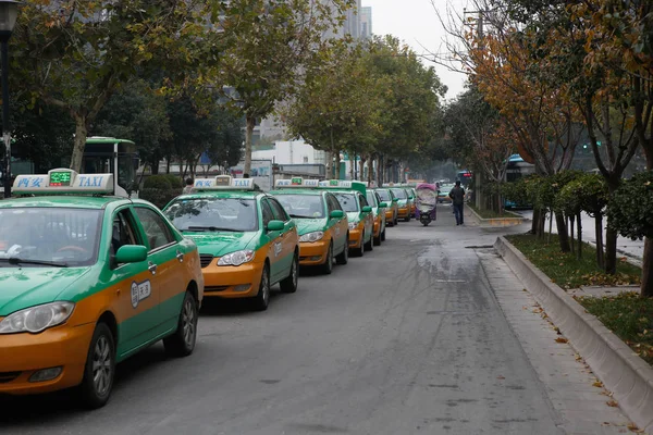 Los Taxis Hacen Cola Para Llenar Sus Tanques Una Calle — Foto de Stock