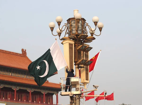 Chinesische Und Pakistanische Nationalflaggen Flattern Auf Einem Laternenpfahl Vor Der — Stockfoto