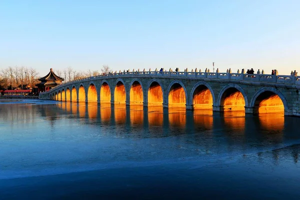 Golden Light Pierces Aperture Famous Seventeen Arch Bridge Sunset Summer — Stock Photo, Image