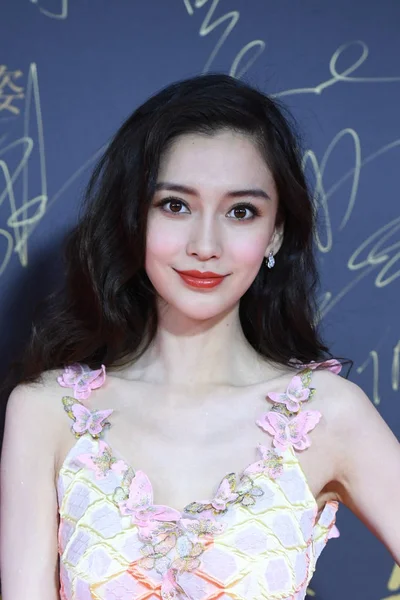 Hong Kong Aktorka Angelababy Stwarza Ona Przybywa Czerwonym Dywanie Imprezę — Zdjęcie stockowe