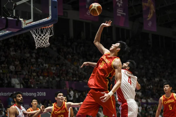 Zhou Kinesiska Nationella Mäns Basket Går Upp För Slam Dunk — Stockfoto