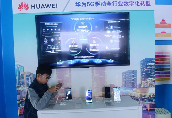 Niño Prueba Teléfono Inteligente Una Tienda Huawei Ciudad Zhengzhou Provincia — Foto de Stock