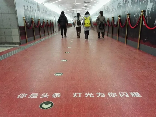 Passengers Walk Meter Long Mural Paparazzi Red Carpet Event Made — Stock Photo, Image