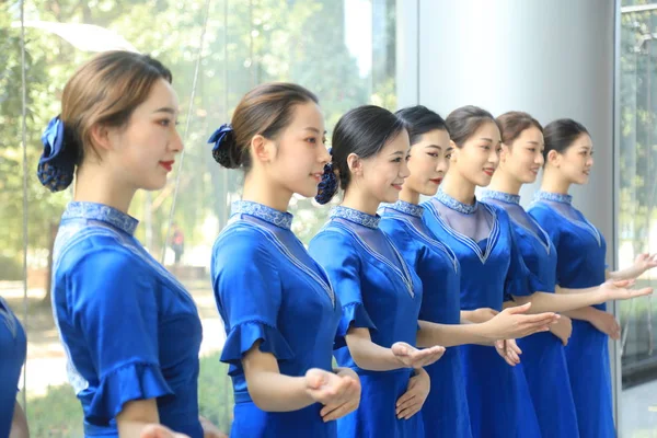 Voluntários Chineses Vestindo Cheongsam Qipao Posam Para Fotos Antes Próxima — Fotografia de Stock