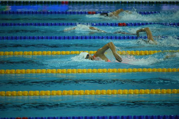 2018年12月13日 中国选手王建家河参加了在中国东部浙江省杭州举行的2018年菲纳世界游泳锦标赛 女子800米自由泳决赛 — 图库照片