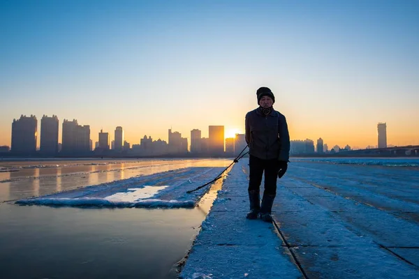 Китайський Працівник Збирає Льоду Від Сунгарі Майбутній Фестиваль Снігу Місті — стокове фото