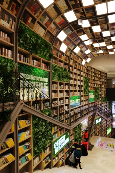 2018年12月15日 在中国重庆的一家书店里 书架上陈列着书籍 形成了10米高的书墙 — 图库照片