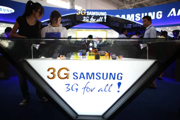 Les Gens Visitent Stand Samsung Lors Une Exposition Pékin Chine — Photo