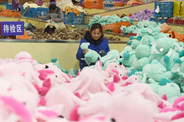 Жіночий Китайський Робітників Шити Фаршировані Іграшки Експорту Європу Сполучені Штати — стокове фото