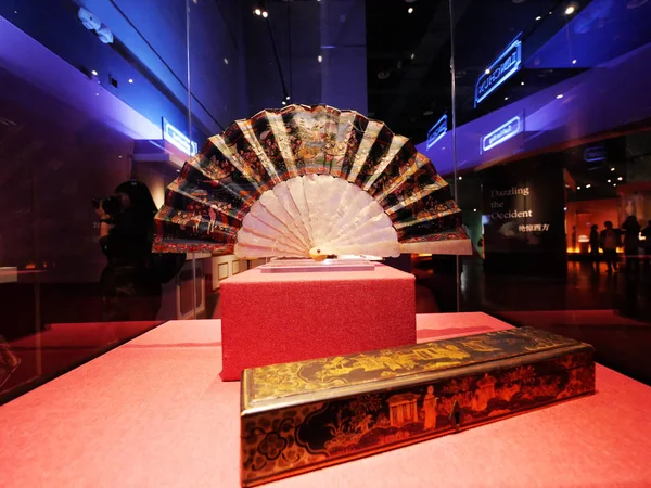 Ein Exquisiter Fan Der Kantonesische Handwerkskunst Und Westlichen Ästhetischen Geschmack — Stockfoto