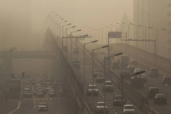 Coches Conducen Por Una Carretera Con Niebla Pesada Ciudad Harbin —  Fotos de Stock