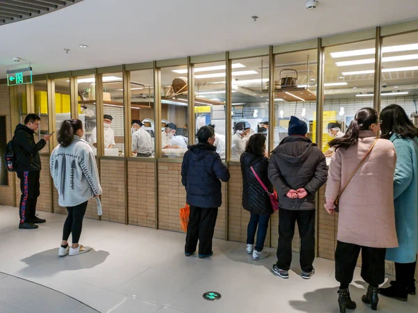 Los Clientes Observan Los Chefs Haciendo Panes Panadería Pao Chun — Foto de Stock