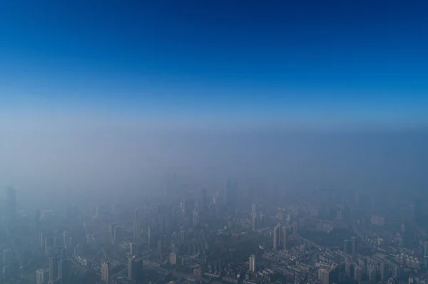 Uma Vista Aérea Arranha Céus Envoltos Por Nevoeiro Pesado Cidade — Fotografia de Stock