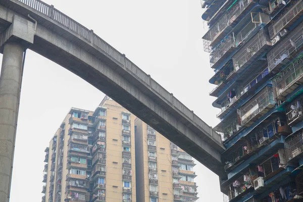 2018年12月14日 一座40米高的人行天桥由一个混凝土柱支撑 连接中国重庆的两栋建筑 — 图库照片