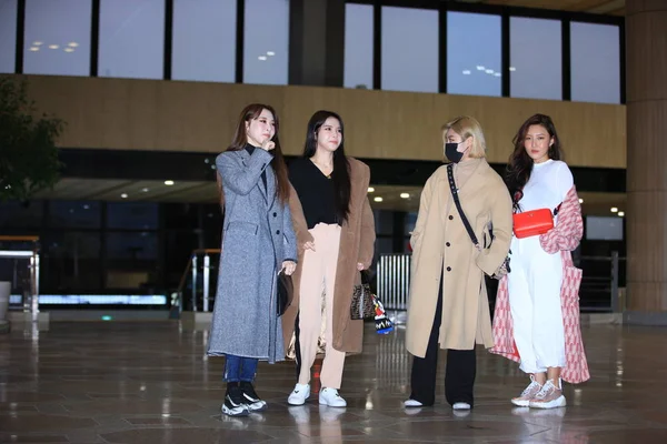 Membri Del Gruppo Femminile Sudcoreano Mamamoo Arrivano All Aeroporto Internazionale — Foto Stock