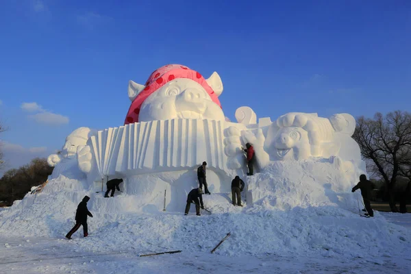 Китайские Мастера Вырезают Снежные Скульптуры Выставки Снега Тайяндао Небольшом Острове — стоковое фото