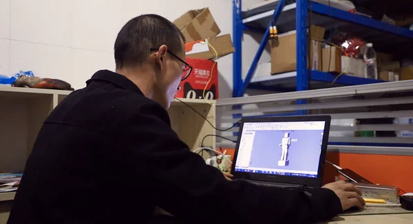 Homme Chinois Ans Passionné Machines Yang Yunlai Conçoit Robot Livraison — Photo