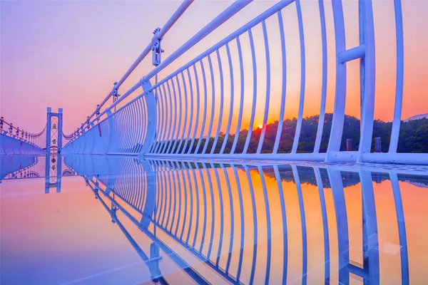 2018 日中国南部の広東省佛山市の日没時ガラス底橋のビュー — ストック写真