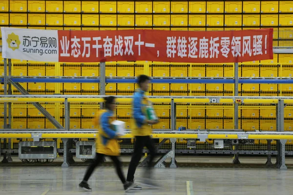 Lavoratori Cinesi Risolvere Pacchi Maggior Parte Dei Quali Sono Singles — Foto Stock