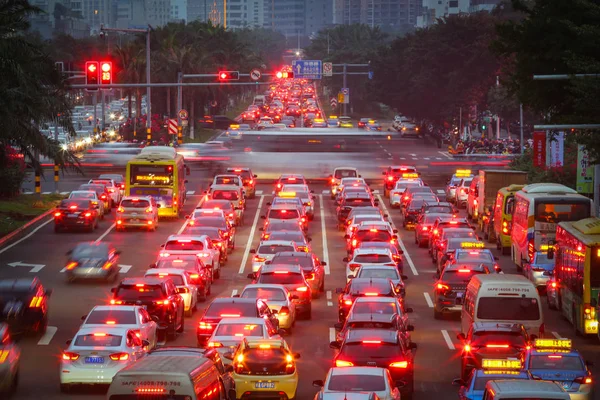 Masas Vehículos Viajan Por Carretera Durante Las Horas Pico Ciudad — Foto de Stock