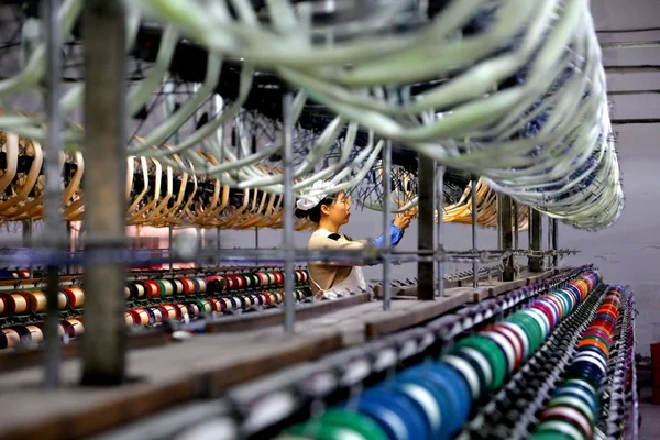 Női Kínai Munkavállaló Kezeli Termelés Fonal Textil Gyárban Városban Nantong — Stock Fotó