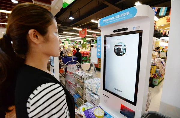 Cliente Utiliza Servicio Pago Reconocimiento Facial Alipay Alibaba Group Supermercado —  Fotos de Stock