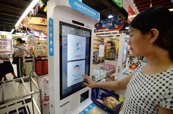 Customer Uses Alipay Facial Recognition Payment Service Alibaba Group Supermarket — Stock Photo, Image