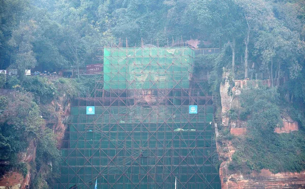 Лэшань Гигантский Будда Покрыт Лесами Проекта Восстановления Исправить Большие Трещины — стоковое фото