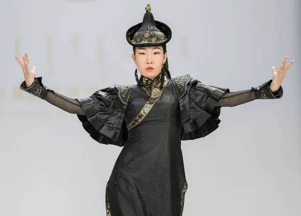 モデルは 2018 日中国北部の内モンゴル自治区フフホト市で第 回モンゴル衣装芸術祭中にモンゴルの伝統的な衣装の新しい作成を表示します — ストック写真