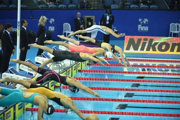 Kinas Wang Jianjiahe Pink Andre Svømmere Hoppe Vandet Konkurrere Løbet - Stock-foto