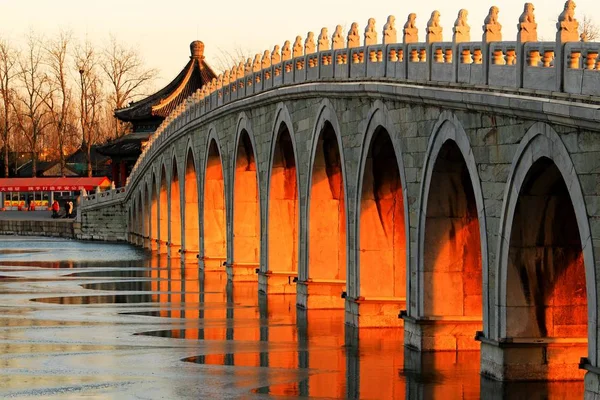 2018년 12월 베이징의 팰리스에서 석양을 바라보며 유명한 세븐틴 다리의 조리개를 — 스톡 사진