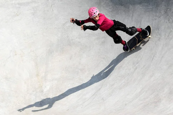 Jogador Compete Jogo Final Feminino Durante Campeonato Mundial Skate Park — Fotografia de Stock