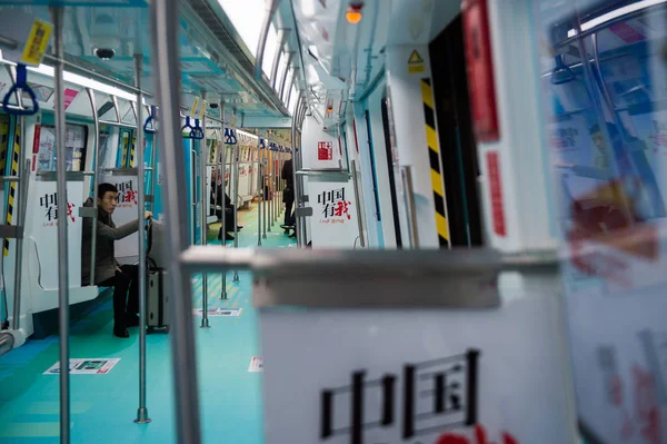 Chinesische Pendler Sitzen Einem Themenbezogenen Bahn Zug Der Shenzhen Metrolinie — Stockfoto