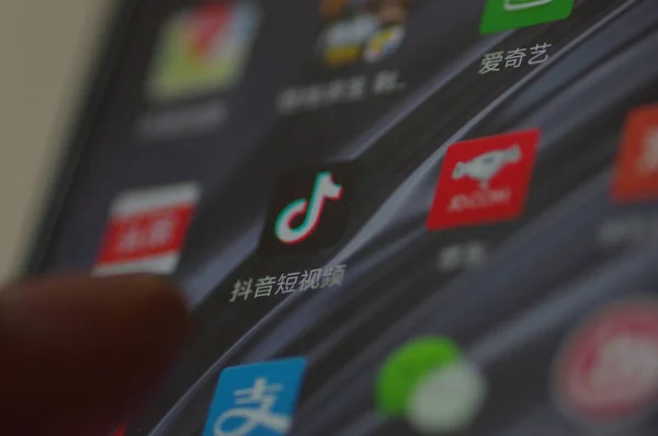 Usuario Teléfono Móvil Mira Icono Douyin Una Versión China Aplicación — Foto de Stock