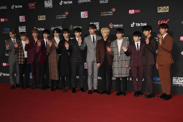 Members South Korean Boy Group Seventeen Pose Arrive Red Carpet — Stock Photo, Image